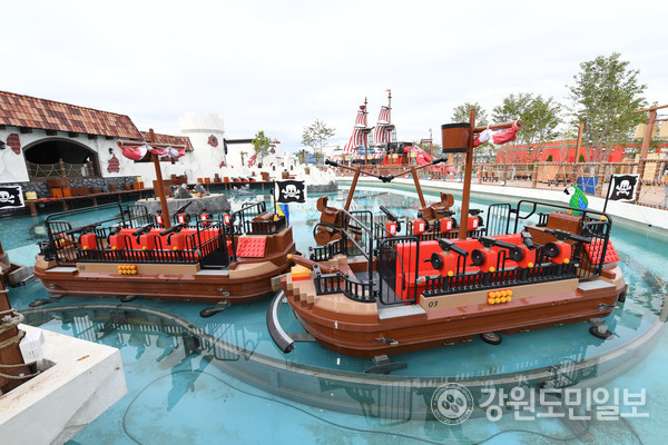 ▲ 춘천 중도에 조성중인 레고랜드 테마파크가 28일 언론에 공개됐다. 레고랜드는 내년 5월 5일 어린이날 공식 개장한다. 사진은 해적의 바다 테마공간. 최유진 