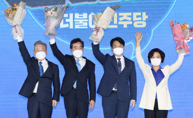 ▲ 더불어민주당 제20대 대통령 후보에 선출된 이재명 경기도지사(왼쪽)가 10일 오후 서울 송파구 올림픽공원 SK올림픽핸드볼경기장에서 열린 서울 합동연설회에서 꽃다발을 들고 이낙연, 박용진, 추미애 경선 후보와 함께 기념촬영하고 있다. 2021.10.10