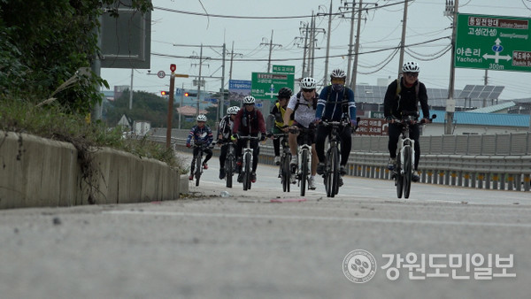 2021 Tour de DMZ 고성 평화누리길 완주챌린지가 지난 9~11일 비대면 방식으로 열려 전국 자전거 동호인 500여 명이 참가했다.참가자들은 동해안 최북단 통일전망대에서 출발해 미시령 정상까지 이어지는 고성 평화누리길을 달렸다.