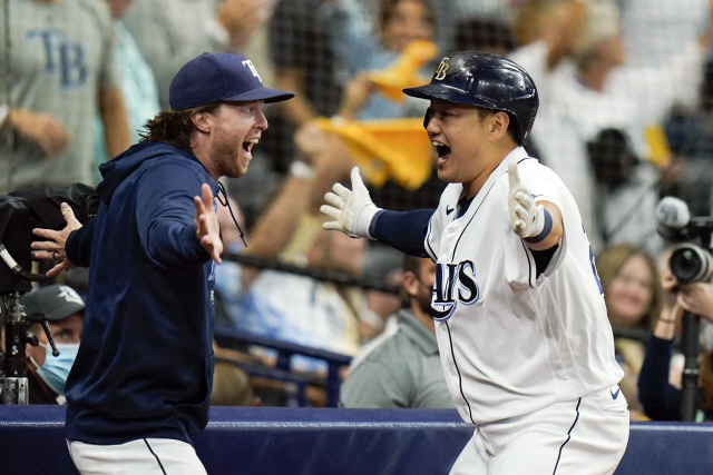 ▲ Tampa Bay Rays‘ Ji-Man Choi, right, celebrates his sixth-inning solo home run against the Boston Red Sox with Brett Phillips during Game 2 of a baseball American League Division Series, Friday, Oct. 8, 2021, in St. Petersburg, Fla. (AP Photo/Chris O’Meara)
<All rights reserved by Yonhap News Agency>