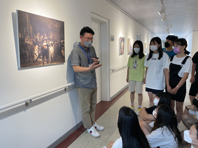▲한솔초의 작은 미술관 도슨트 수업을 듣는 학생들의 모습