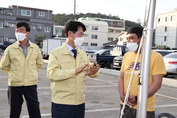 김한근 시장이 외국인 노동자 선별진료소를 방문해 점검하고 있다.