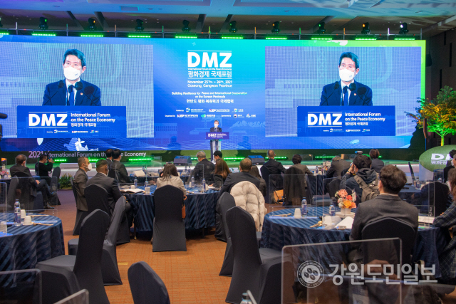 ▲ 2021 DMZ 평화경제 국제포럼이 26일 고성 소노캄 델피노 리조트에서 개최됐다.이인영 통일부장관이 기조연설을 하고 있다.