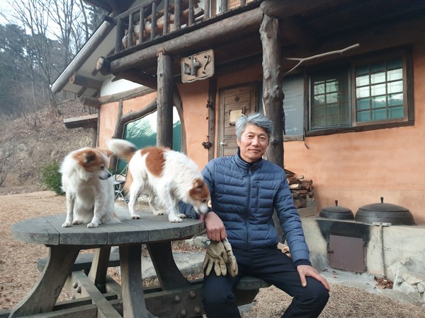 10여년째 전기 없이 지내고 있는 왕규오 ‘어답산 무릉원’ 대표.