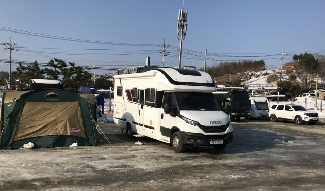 공영주차장에 텐트가 설치된 모습