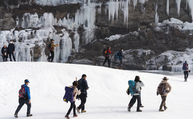철원 얼음트레킹에 나선 관광객들.