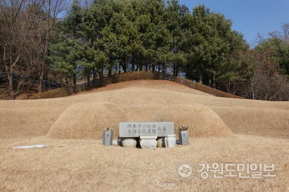 ▲ 정인영 (鄭仁永, 1920 ~ 2006년)과 부인 김월계 (2003년 졸)여사 묘소.
