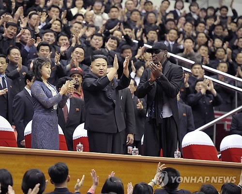 ▲ 지난 2013년 북한을 방문한 데니스로드맨이 김정은 국무위원장과 함께 있는 모습. 사진=연합뉴스