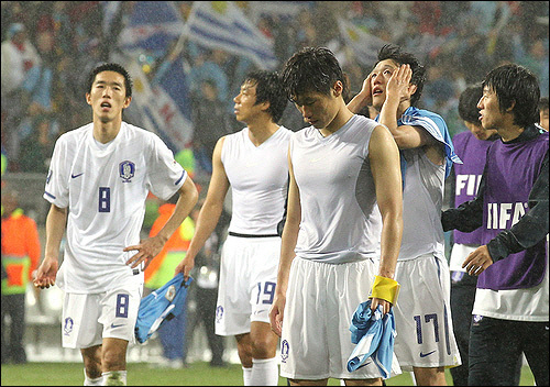 ▲ 2010년 우루과이와의 16강전이 끝난 후 수아레즈 유니폼을 들고 있는 박지성.[연합뉴스]
