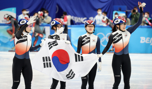 A equipe coreana de pista curta ganhou uma medalha de prata na final do revezamento curto feminino de 3000m nos Jogos Olímpicos de Inverno de Pequim 2022.[연합뉴스]