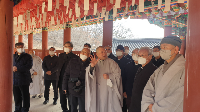 정순택 대주교를 비롯한 한국천주교주교회의 주교단은 8일 청평사를 방문, 주지 도후스님과 차담회를 갖고 경내를 둘러봤다.