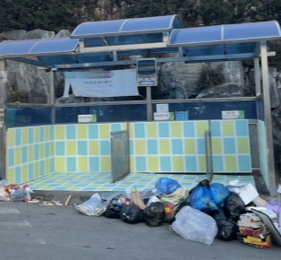 이덕용 작가가 춘천 교동 주택가의 한 쓰레기집하장 주변에 설치한 작품들.