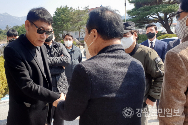 ▲염동열 전 미래통합당 의원이 춘천지검 영월지청에서 지지자들과 인사를 나누고 있다.