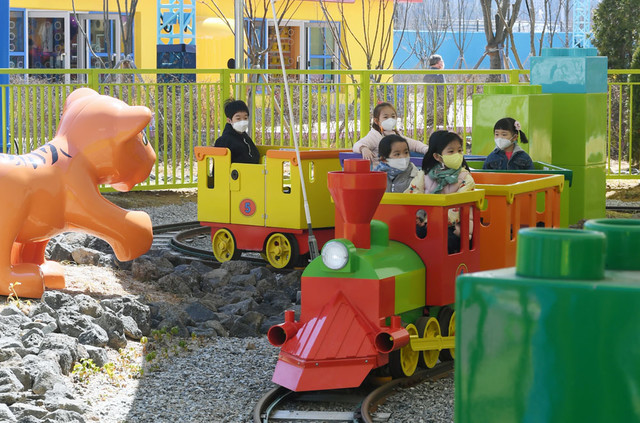 ▲ 레고랜드 테마파크 시범운영 첫 날인 1일 어린이들이 놀이기구를 타고 있다. 김정호