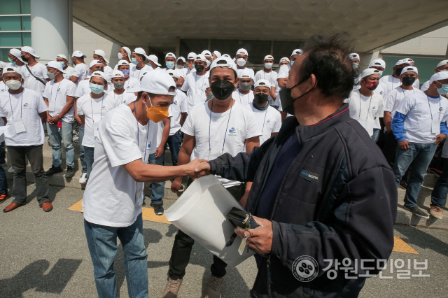 ▲ 지난 7일까지 외국인 계절근로자 258명의 양구지역 농가 배치가 이뤄져 고질적인 농촌 인력부족 현상 해소를 통한 계획 영농 실현에 큰 도움이 될 전망이다.