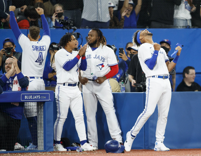 ▲ TORONTO, ON - APRIL 08: Lourdes Gurriel Jr. celebrates an overturned call awarding Teoscar Hernandez #37 a run in the seventh inning during their MLB game against the Texas Rangers on Opening Day at Rogers Centre on April 8, 2022 in Toronto, Canada.   Cole Burston/Getty Images/AFP
== FOR NEWSPAPERS, INTERNET, TELCOS & TELEVISION USE ONLY ==


<All rights reserved by Yonhap News Agency>