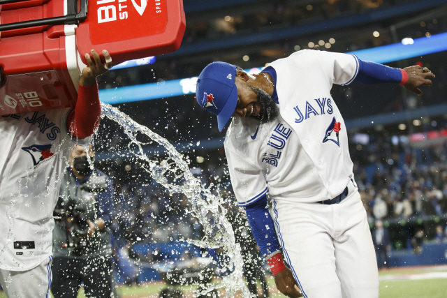 ▲ TORONTO, ON - APRIL 08: Vladimir Guerrero Jr. #27 dumps water on Teoscar Hernandez #37 of the Toronto Blue Jays as they celebrate their win over the Texas Rangers on Opening Day at Rogers Centre on April 8, 2022 in Toronto, Canada.   Cole Burston/Getty Images/AFP
== FOR NEWSPAPERS, INTERNET, TELCOS & TELEVISION USE ONLY ==


<All rights reserved by Yonhap News Agency>