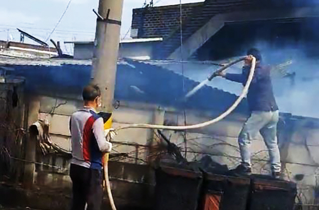 ▲ 지난 13일 철원군 정연리 주택 화재현장에서 군장병들과 주민들이 화재를 진압하고 있다.