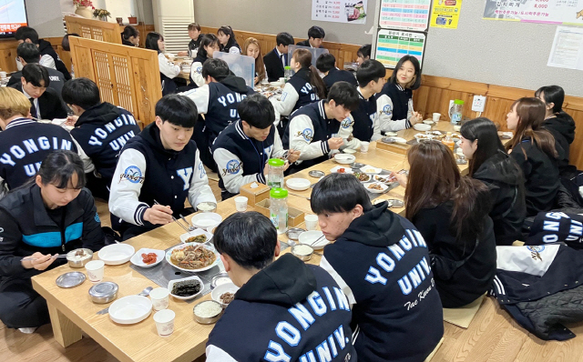 ▲ 전국태권도대회에 참가한 선수들이 철원지역의 한 음식점에서 식사를 하고 있다.