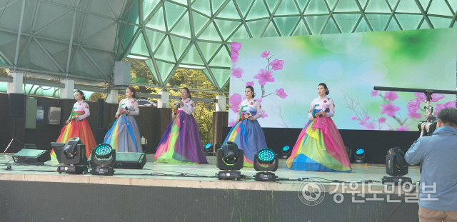 ▲ 코로나극복 로컬프리마켓 사랑나눔 콘서트가 24일 춘천 공지천 수변공원 무대에서 열렸다.