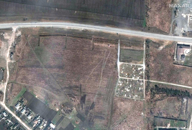 Uma imagem de satélite do cemitério de Manhu, nos arredores da cidade portuária de Mariupol, no sul da Ucrânia, que foi sitiada pelo exército russo, e uma sepultura recém-construída nas proximidades, tirada pela Maxa Technology, empresa de satélites dos EUA, na 3ª (local ) Tempo.  O New York Times (New York Times) informou no dia 21 que cerca de 300 fossas foram identificadas ao redor do cemitério na vila de Manhusi, cerca de 14 quilômetros a oeste de Mariupol, por esta imagem.  O New York Times analisou que as crateras surgiram em um período de duas semanas entre o mês passado e este mês, quando as forças russas ocuparam a vila.  Notícias Yonhap
