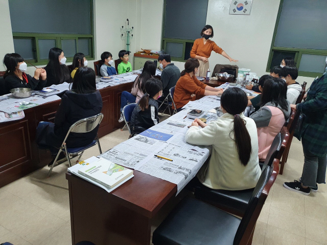 ▲ 칠전동 주민들로 구성된 ‘드름지기’가 플라스틱 사용을 줄이기 위해 샴푸바 만들기 활동을 하고 있다.