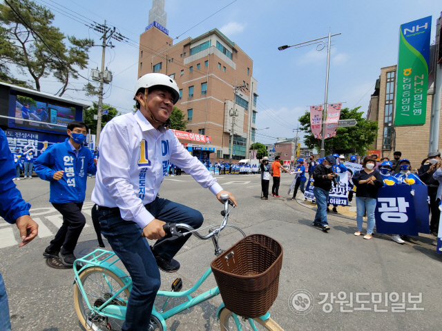 ▲ 이광재 강원도지사 후보는 21일 홍천 전통시장을 방문해 자전거를 타며 현장 유세활동을 진행했다. 이시명