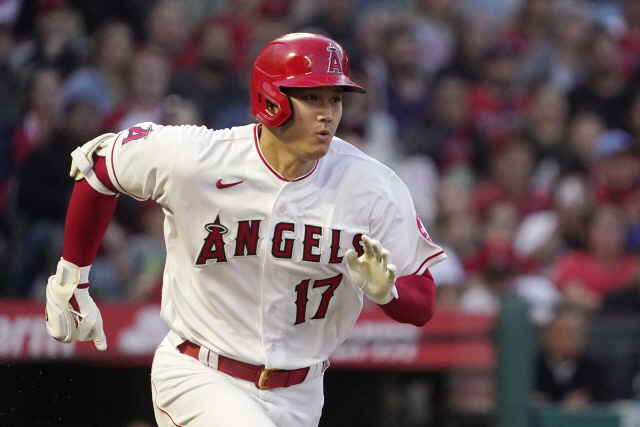 ▲ Los Angeles Angels‘ Shohei Ohtani runs to first as he grounds into a fielder’s choice that allowed Andrew Velazquez to score during the third inning of a baseball game against the Toronto Blue Jays Thursday, May 26, 2022, in Anaheim, Calif. (AP Photo/Mark J. Terrill)