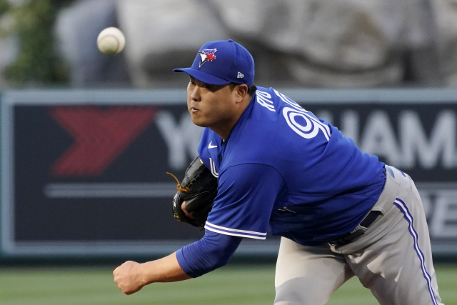 ▲ Toronto Blue Jays starting pitcher Hyun Jin Ryu throws to the plate during the first inning of a baseball game against the Los Angeles Angels Thursday, May 26, 2022, in Anaheim, Calif. (AP Photo/Mark J. Terrill)