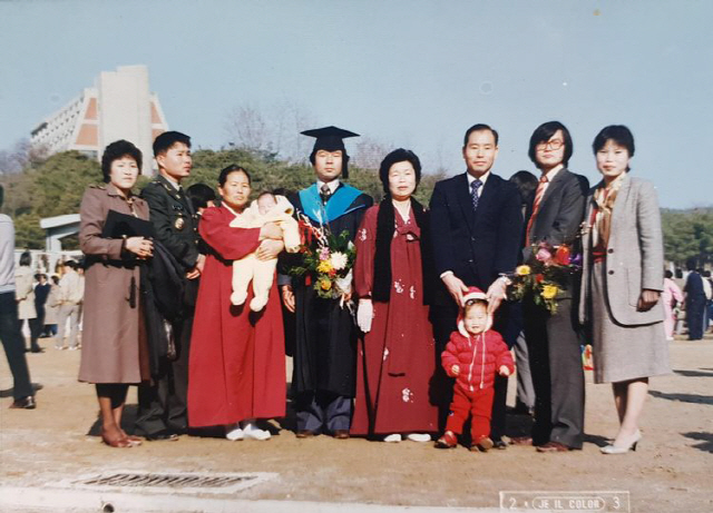 ▲ 신경호 당선인의 대학 졸업식을 축하하기 위해 가족들이 모인 모습.