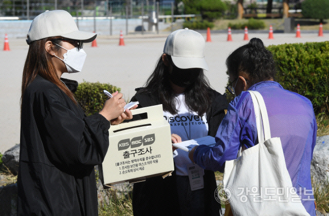 ▲ 8회 전국동시지방선거가 실시 된 1일 효자2동 제2투표소에서 조사원들이 출구조사를 하고 있다. 김정호