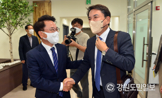 ▲ 김진태 강원도지사 당선인과 육동한 춘천시장 당선인이 지난 8일 도청2청사 인수위원회 사무실에서 만나 도청사 신축이전 문제 등 현안을 논의했다.