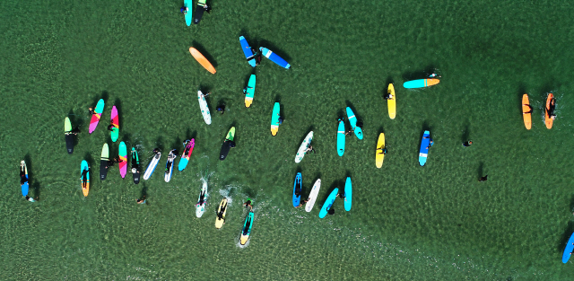 5일 양양 죽도해변에서 서퍼들이 형형색색의 보드를 타고 서핑을 즐기고 있다. [강원도민일보 자료사진]