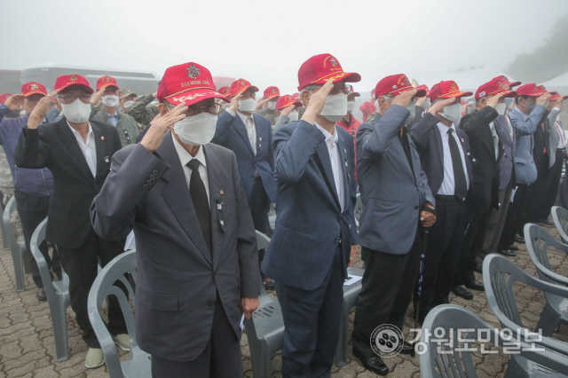 ▲ 2022 도솔산지구전투 전승행사가 17~18일 양구 레포츠공원과 도솔산 일원에서 펼쳐졌다. 전승 추모식이 18일 오전 도솔산전투위령비 앞에서 300여 명이 참석한 가운데 열렸다.