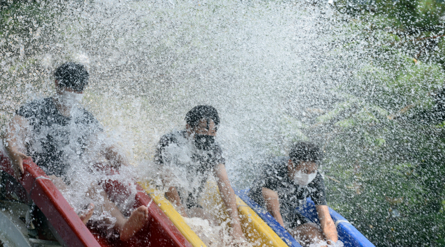 춘천 육림수영장에서 아이들이 물보라를 일으키며 워터슬라이드를 타고 있다. [강원도민일보 자료사진]