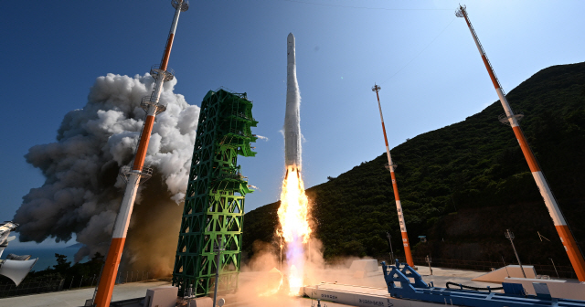 ▲ 국내 독자 기술로 개발된 한국형 발사체 누리호(KSLV-Ⅱ)가 21일 오후 전남 고흥군 나로우주센터에서 2차 발사되고 있다.