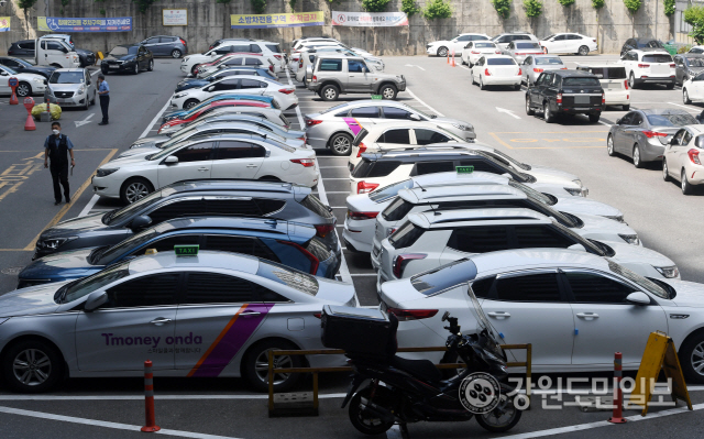 ▲ 최근 휘발유와 경유가격이 2000원을 넘어선 가운데 21일 도내 한 아파트 주차장에 운행을 포기한 차량들이 서 있다.  김정호