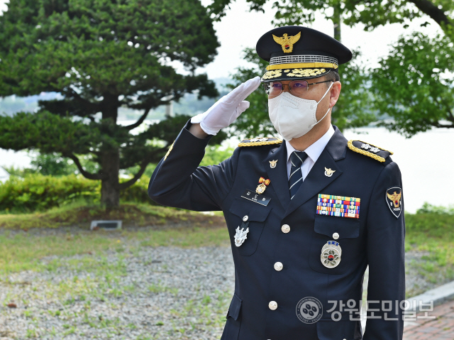 ▲ 김도형(56·간부후보 42기) 신임 강원경찰청장이 22일 취임식을 갖고 공식 업무에 돌입했다.