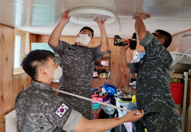 ▲ 화천함 장병들이 23일 참전용사 가정을 방문, 대민 봉사 활동을 진행했다. 사진제공=화천함