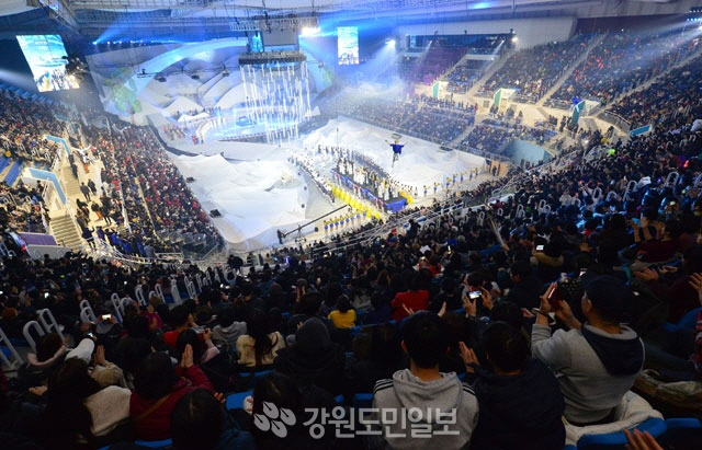 ▲  1년전 그날처럼 2018 평창동계올림픽 1주년 기념 대축제가 지난 9일 강릉 아이스아레나에서 시민들의 뜨거운 관심속에 열린 가운데 화려한 공연이 펼쳐지고 있다.2019.2.11. 강원도민일보 자료사진