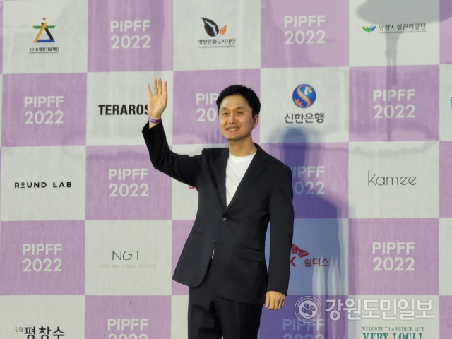 ▲ 23일 개막한 2022평창국제평화영화제메달플라자에서 장현성 배우가 인사하고 있다.