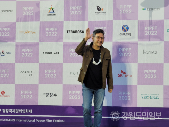▲ 23일 개막한 2022평창국제평화영화제 개막식 평화로드 행사에서 정진영 배우가 인사하고 있다.