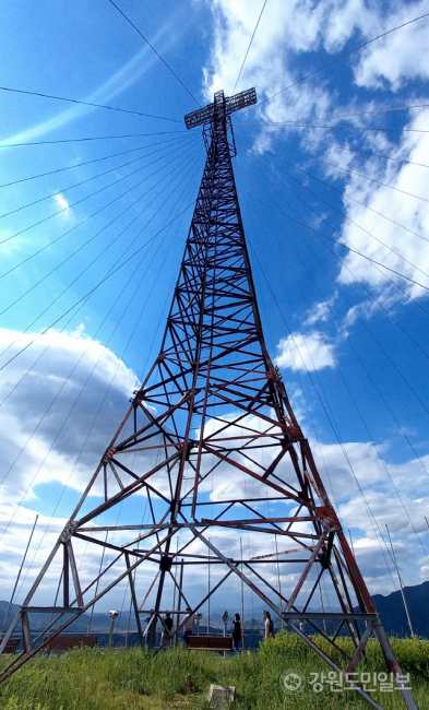 ▲ 철원 DMZ생태평화공원의 십자탑이 성재산(해발 580m) 정상에 36.4m의 높이로 세워져 있다.