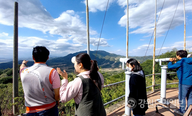 ▲ 철원 DMZ생태평화공원 십자탑을 오른 관강객들이 망원경으로 북한의 오성산 등을 바라보고 있다.