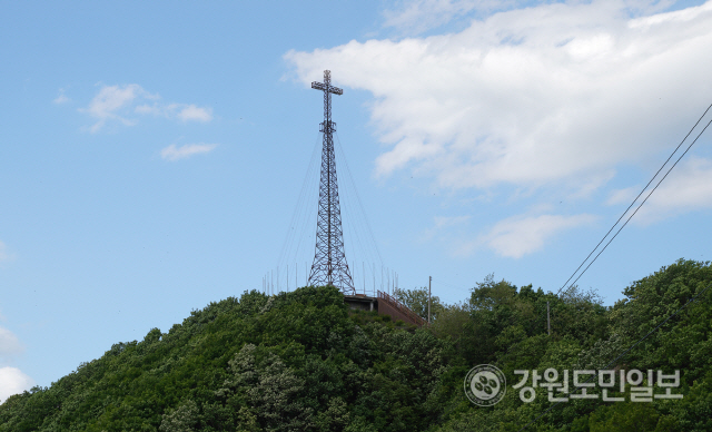 ▲ 철원 DMZ생태평화공원의 십자탑이 성재산(해발 580m) 정상에 우뚝 세워져 있다.