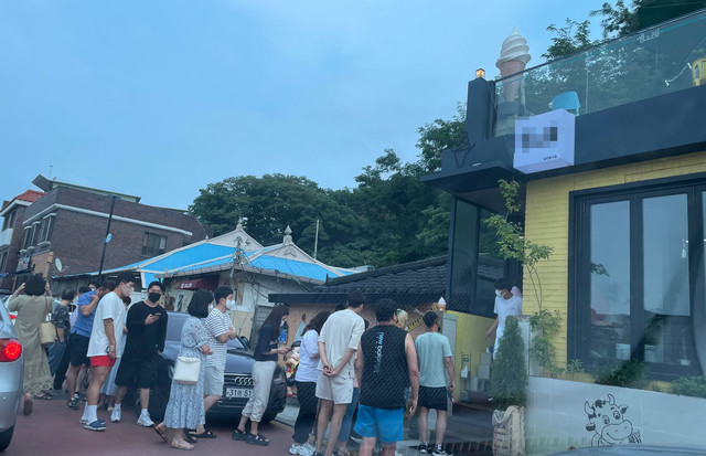 ▲ 일요일인 26일 춘천 소양로에 위치한 한 아이스크림 가게 앞에 손님들이 길게 줄 서 있다. 박상동