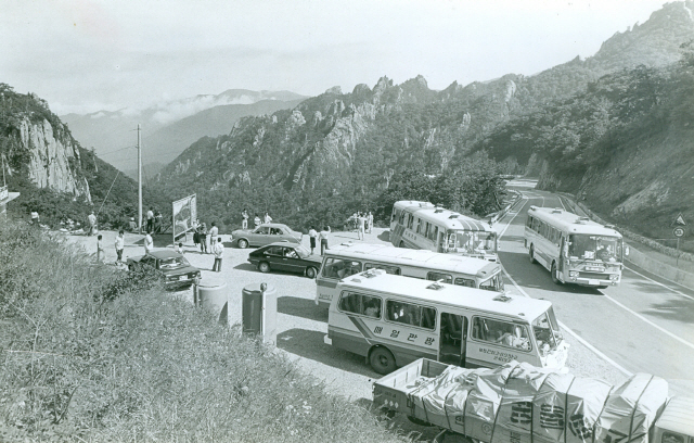 1982년 한계령 정상 휴게소 광장. 사진제공=양양군청