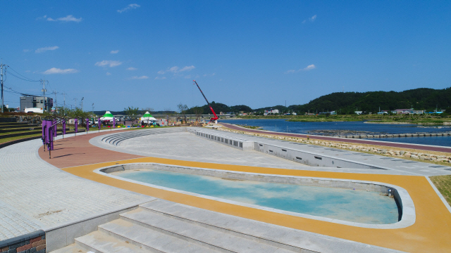 ▲ ‘연어의 강’ 양양 남대천에 조성된 대규모 물놀이 시설이 내달 1일 개장해 8월말까지 두달간 운영된다.