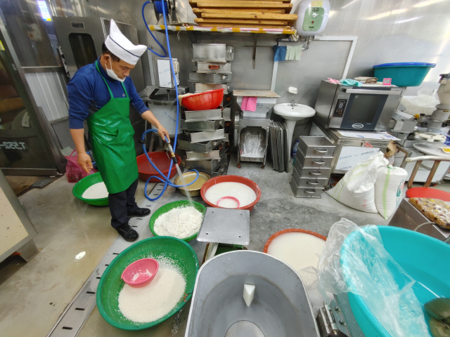 서울떡집 김건희 대표가 떡을 만들 쌀을 불리고 쌀가루를 만드는 작업을 하고 있다. 