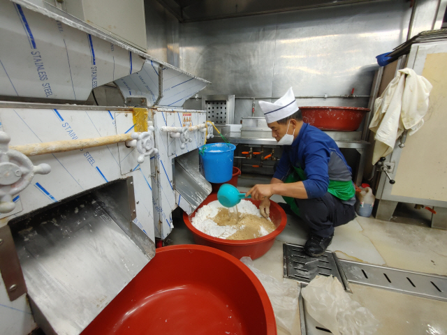 서울떡집 김건희 대표가 떡을 만들 쌀을 불리고 쌀가루를 만드는 작업을 하고 있다.